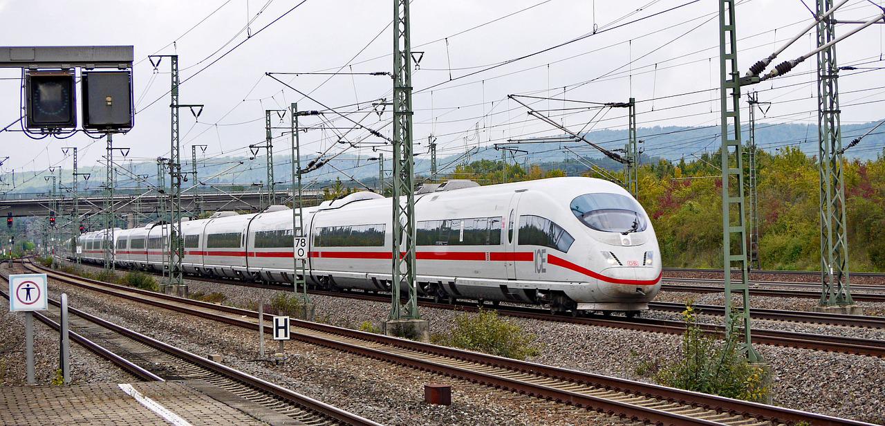 Die DB Netz AG lädt ein zum Öffentlichen Info-Markt am 22. November 2023 im Marta Herford von 17 bis 20 Uhr Das Projekt-Team erläutert an einzelnen Ständen die Planungen zum Bahnprojekt Hannover–Bielefeld mit dem Schwerpunkt auf Ostwestfalen-Lippe.