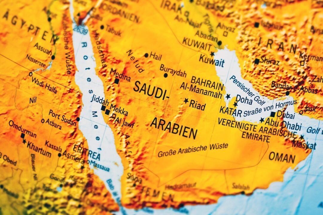 Saudi-Arabien bietet ein erhebliches Geschäftspotenzial, angetrieben durch ehrgeizige Megaprojekte, Rechtsreformen und eine dynamische, sich entwickelnde Marktlandschaft.