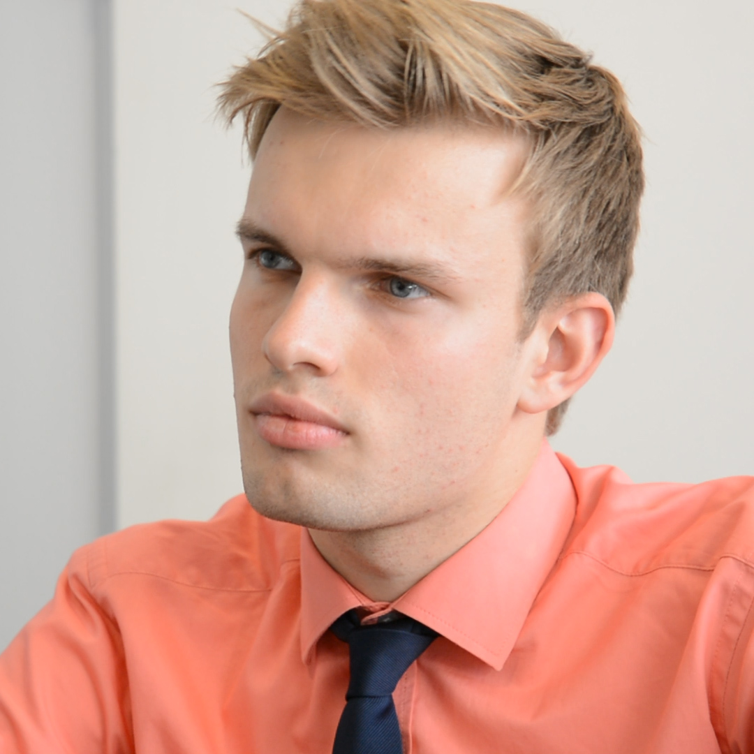 Alexander Britze hat eine Ausbildung als IT-Kaufmann bei der IHK Ostwestfalen absolviert