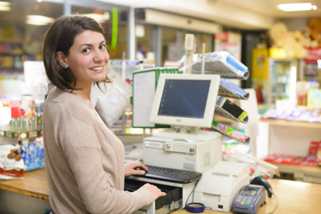 Nebenjob: als Kassiererin im Shop Einzelhandel Geld dazuverdienen Zusatzverdienst